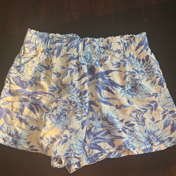 H&M High Waist Blue and Cream Floral Shorts - Picture 1 of 4